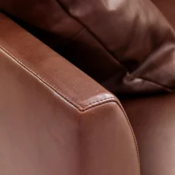 Sofa Axel 3.5-Sitzer Bezug Leder Rancho Sienna L50 Kufengestell Edelstahl