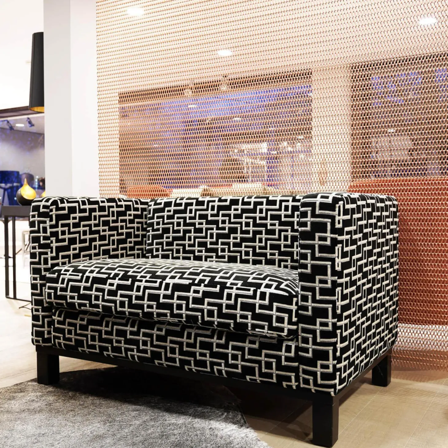 Sofa Bella Bezug Stoff 83567 Eileen Schwarz/Grau Rahmen Und Füße Massivholz Schwarz Gebeizt