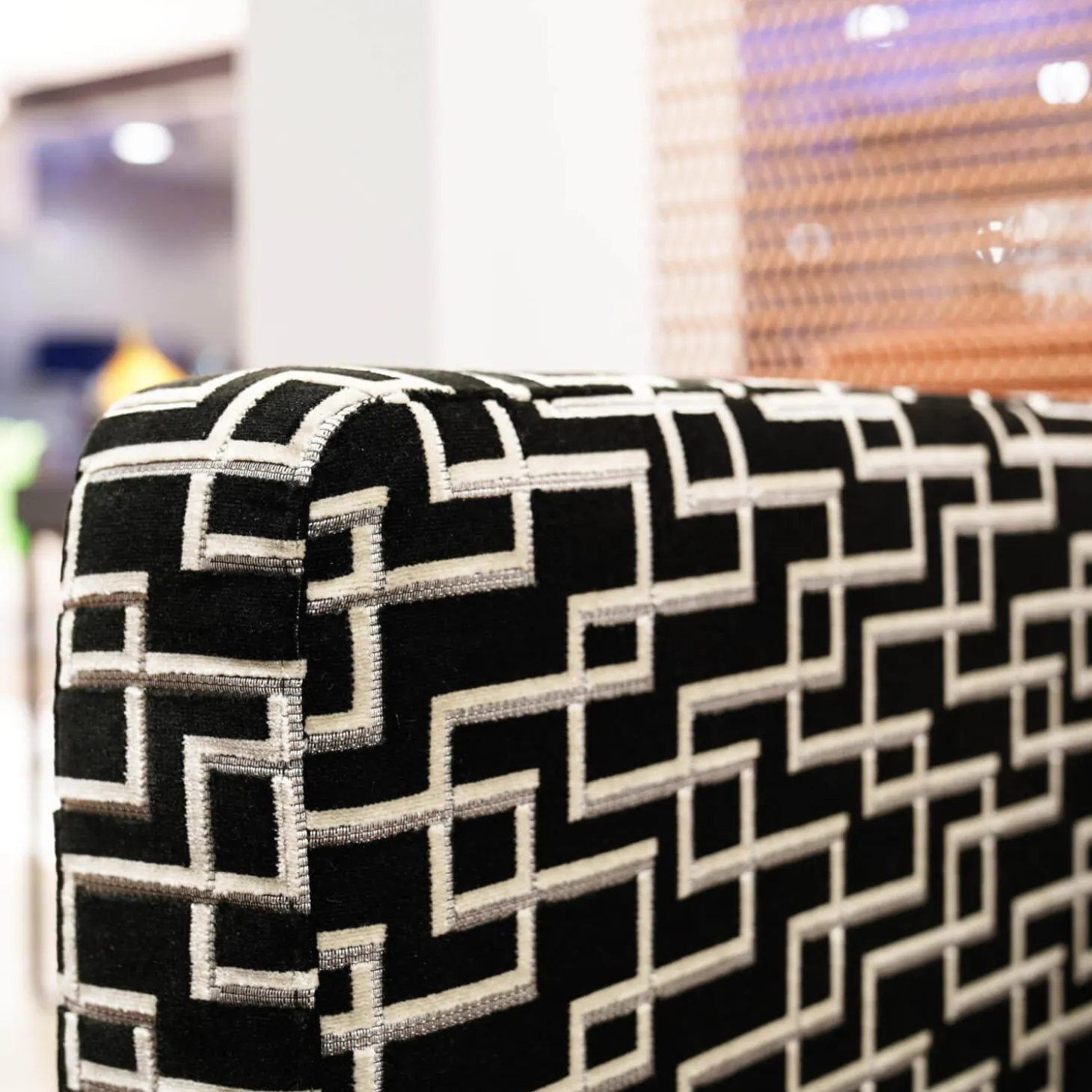 Sofa Bella Bezug Stoff 83567 Eileen Schwarz/Grau Rahmen Und Füße Massivholz Schwarz Gebeizt