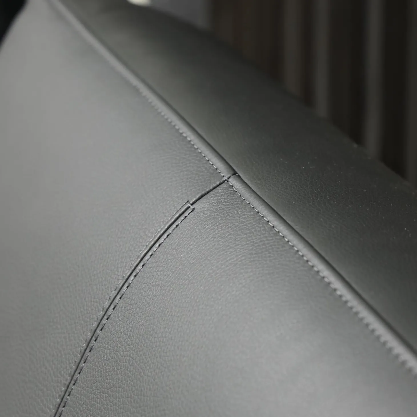 Sofa Bellice 679 B20 Vollnarbenleder Raffino 109 Shark Schwarz Grau Gestell Epoxy Granite Matt