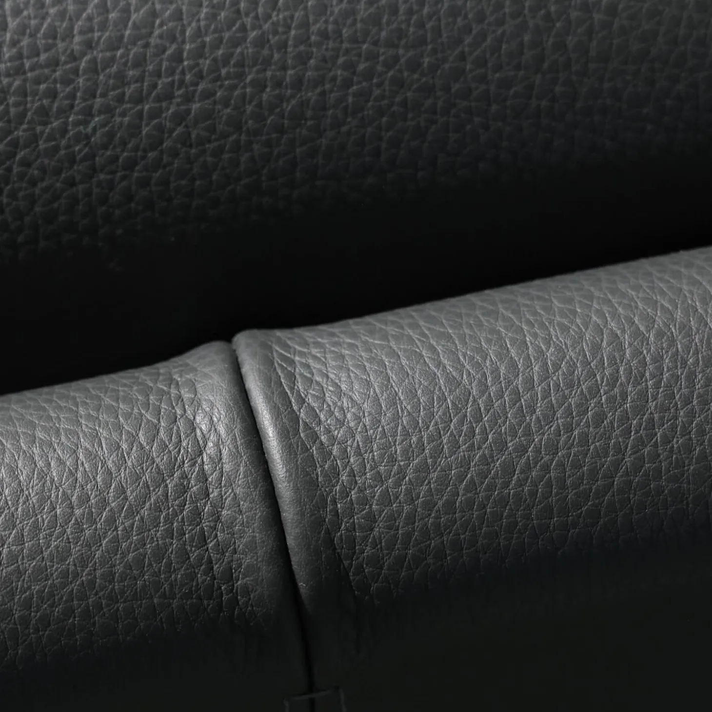 Sofa Bellice 679 B20 Vollnarbenleder Raffino 109 Shark Schwarz Grau Gestell Epoxy Granite Matt