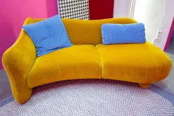 Sofa Bongo Bay Lounge Stoff 4473 0075 Currygelb mit 2 Kissen Hellblau