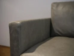 Sofa Buster 1348L Bezug Leder Rhino Grau Füße Nickel Schwarz Inklusive Kissenstützen