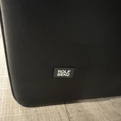 Sofa Cara 009 In Leder 38.110 Verkehrschwarz Schwarz Niedriges Rückenkissen Sitzkomfort Classic Mit Kopfstütze Und Kissen