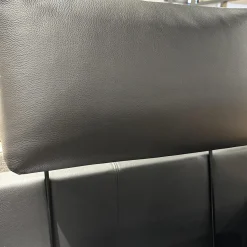 Sofa Cara 009 In Leder 38.110 Verkehrschwarz Schwarz Niedriges Rückenkissen Sitzkomfort Classic Mit Kopfstütze Und Kissen