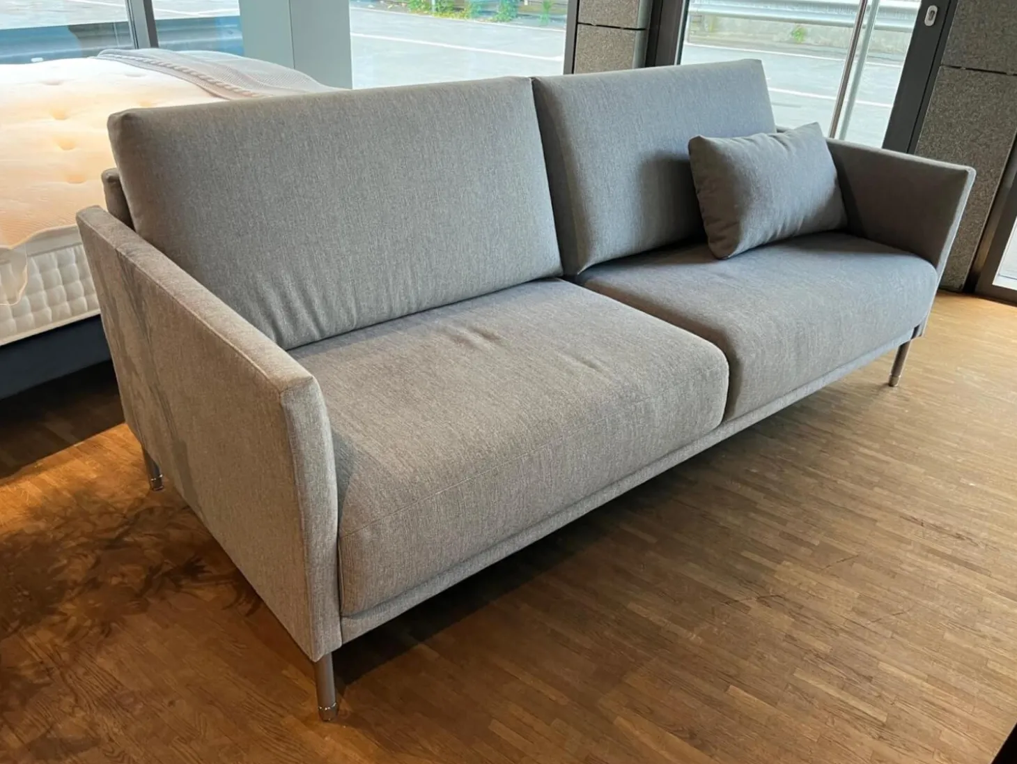 Sofa Cara Bezug Stoff 14.113 Silbergrau Fuß Metallrundrohr Mattchrom Mit Filzgleitern