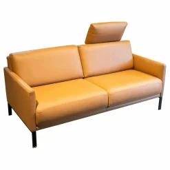 Sofa Cara Mit Kopfstütze Leder 38.111 Ockerbraun Spangenfuß Stahl Schwarz