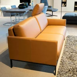 Sofa Cara Mit Kopfstütze Leder 38.111 Ockerbraun Spangenfuß Stahl Schwarz