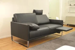 Sofa Cara SB168 Leder 38.109 Graublau Kufe Glanzchrom mit Beinauflage