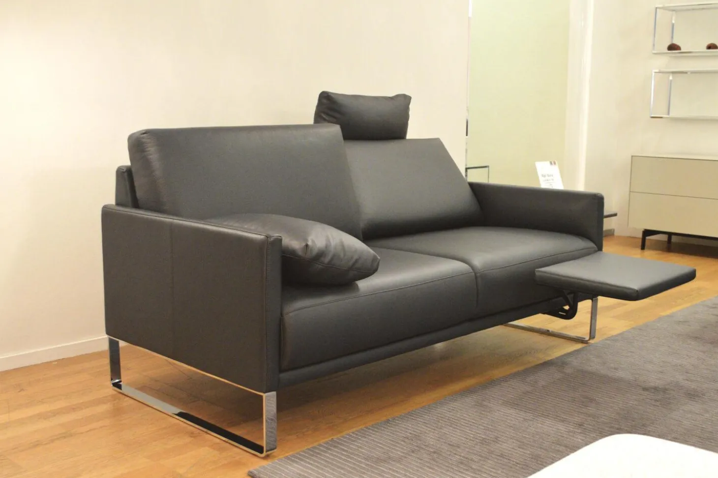 Sofa Cara SB168 Leder 38.109 Graublau Kufe Glanzchrom mit Beinauflage