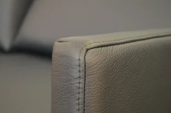 Sofa Cara SB168 Leder 38.109 Graublau Kufe Glanzchrom mit Beinauflage