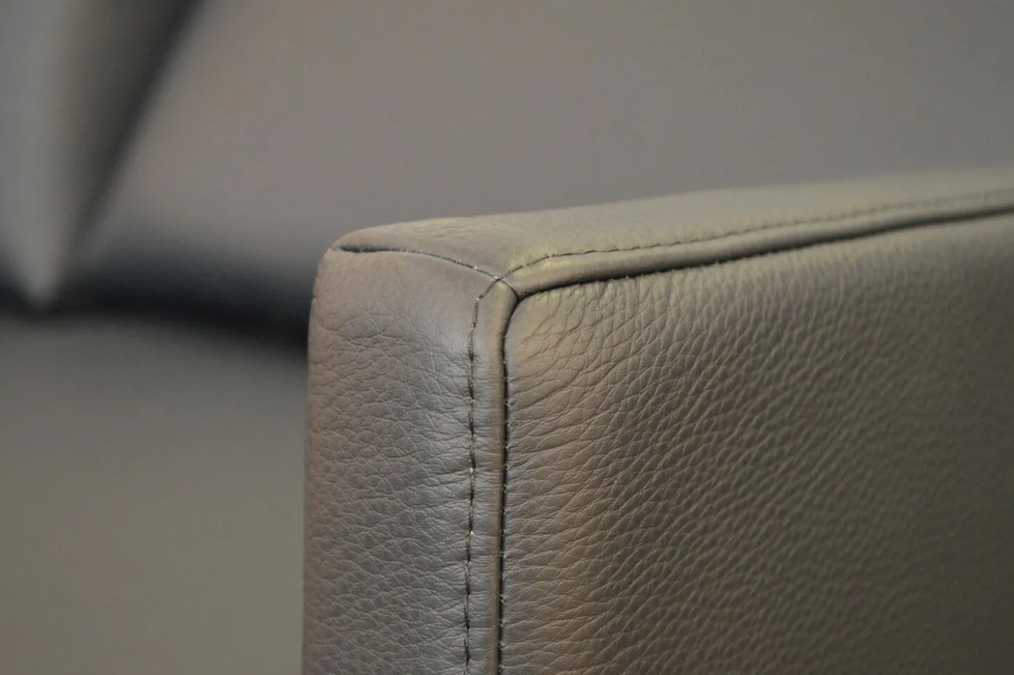 Sofa Cara SB168 Leder 38.109 Graublau Kufe Glanzchrom mit Beinauflage