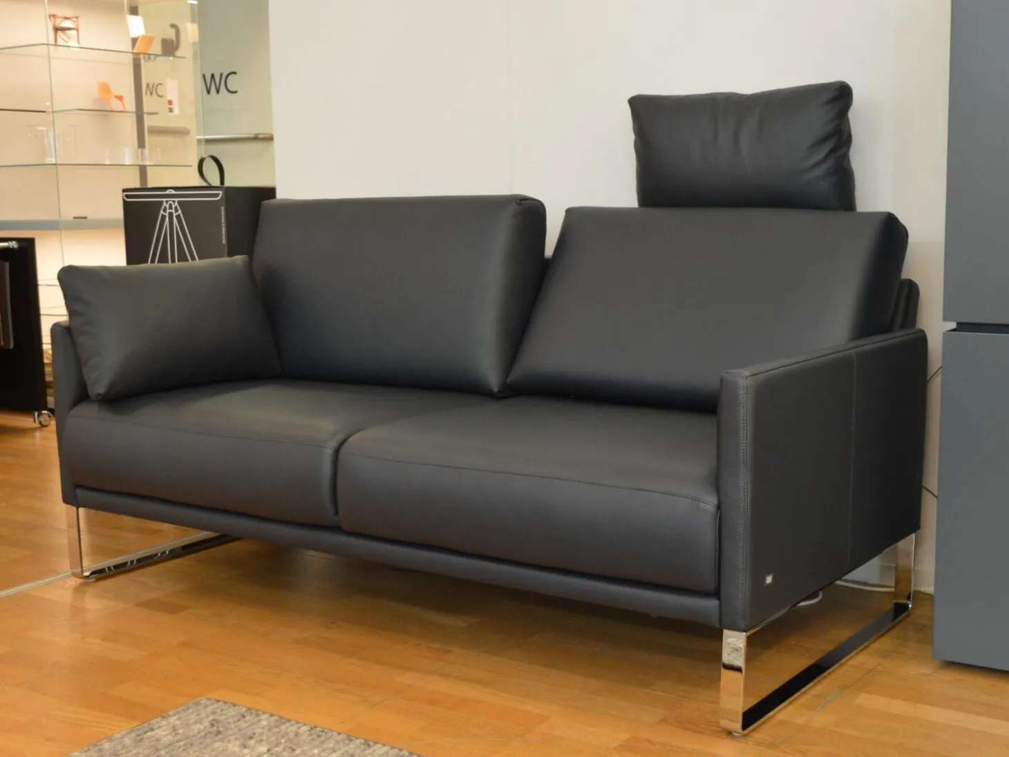 Sofa Cara SB168 Leder 38.109 Graublau Kufe Glanzchrom mit Beinauflage