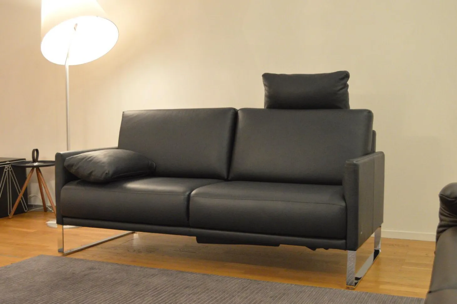 Sofa Cara SB168 Leder 38.109 Graublau Kufe Glanzchrom mit Beinauflage