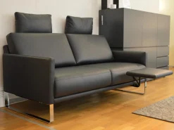 Sofa Cara SB168 Leder 38.109 Graublau Kufe Glanzchrom mit Beinauflage