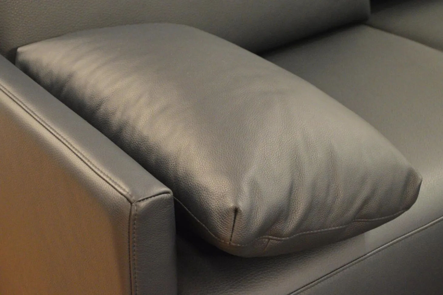 Sofa Cara SB168 Leder 38.109 Graublau Kufe Glanzchrom mit Beinauflage