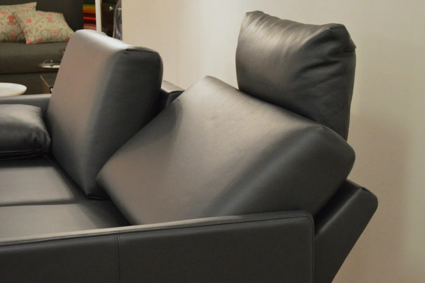 Sofa Cara SB168 Leder 38.109 Graublau Kufe Glanzchrom mit Beinauflage