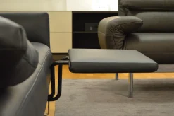 Sofa Cara SB168 Leder 38.109 Graublau Kufe Glanzchrom mit Beinauflage