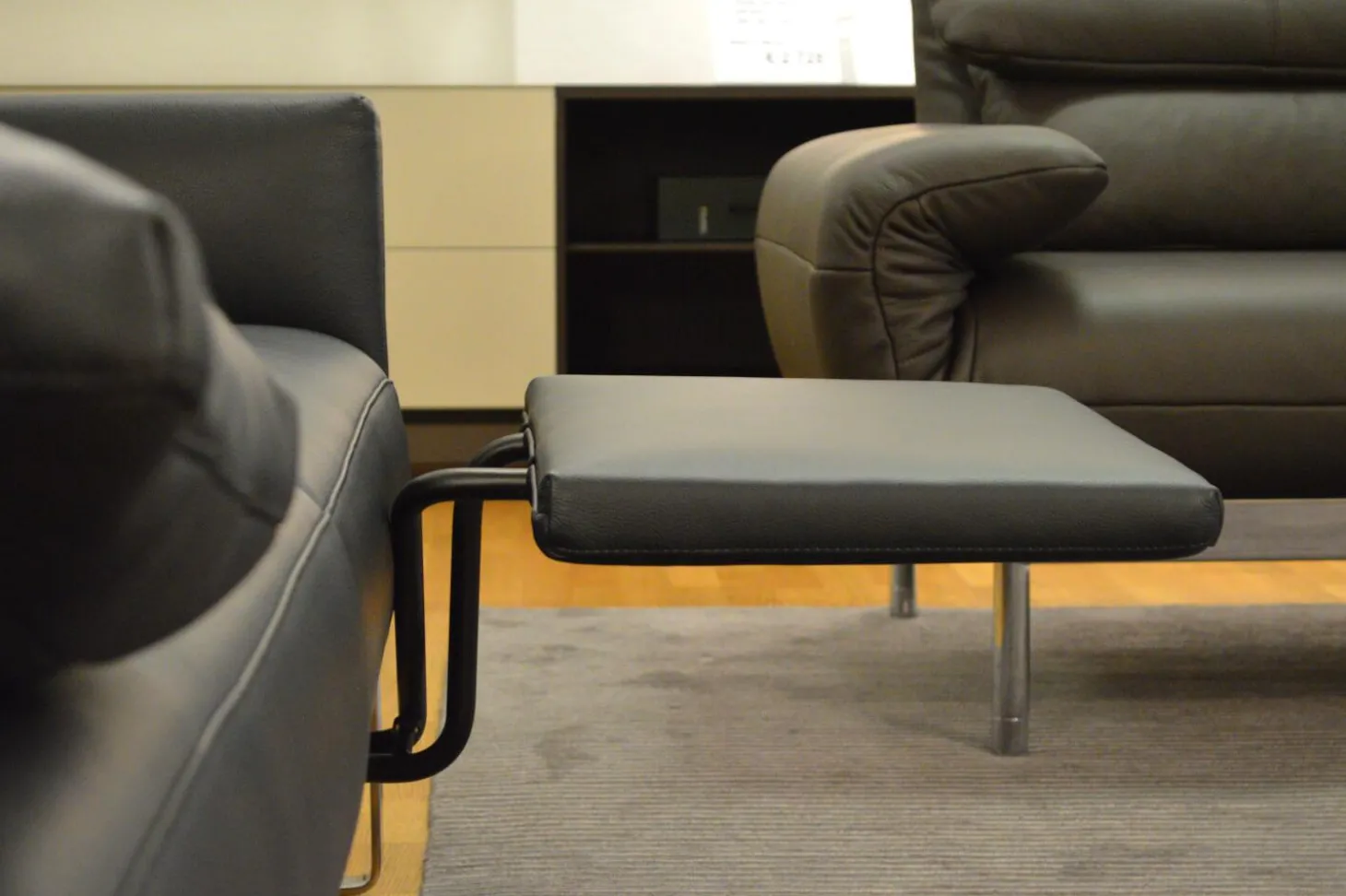 Sofa Cara SB168 Leder 38.109 Graublau Kufe Glanzchrom mit Beinauflage