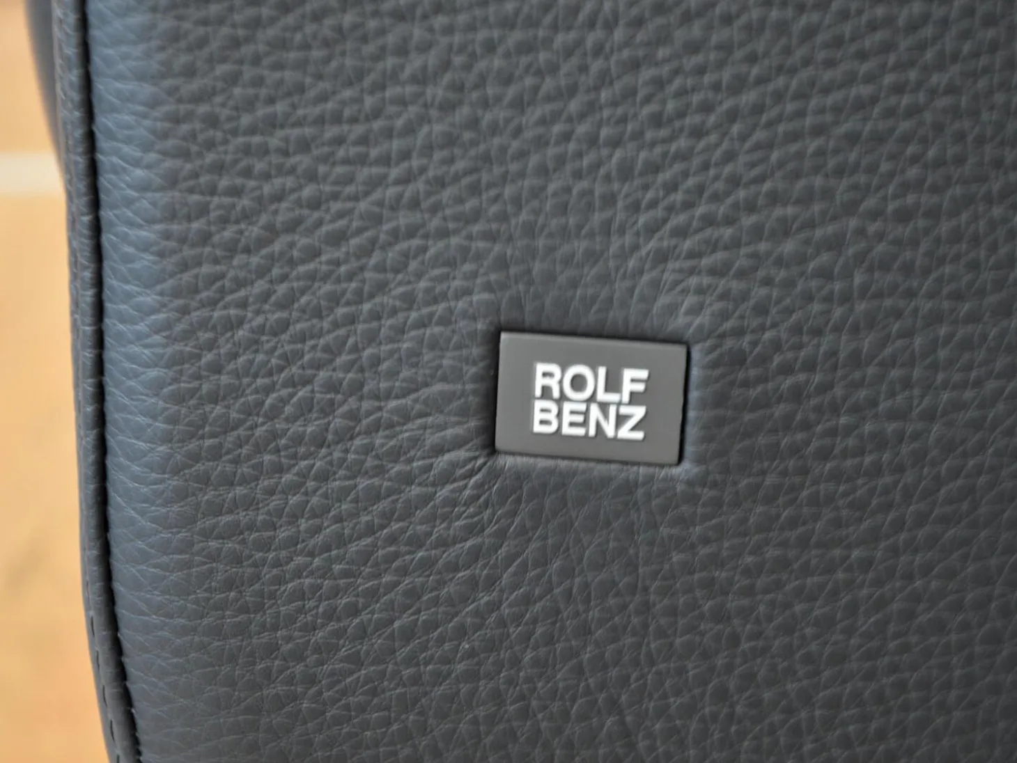 Sofa Cara SB168 Leder 38.109 Graublau Kufe Glanzchrom mit Beinauflage