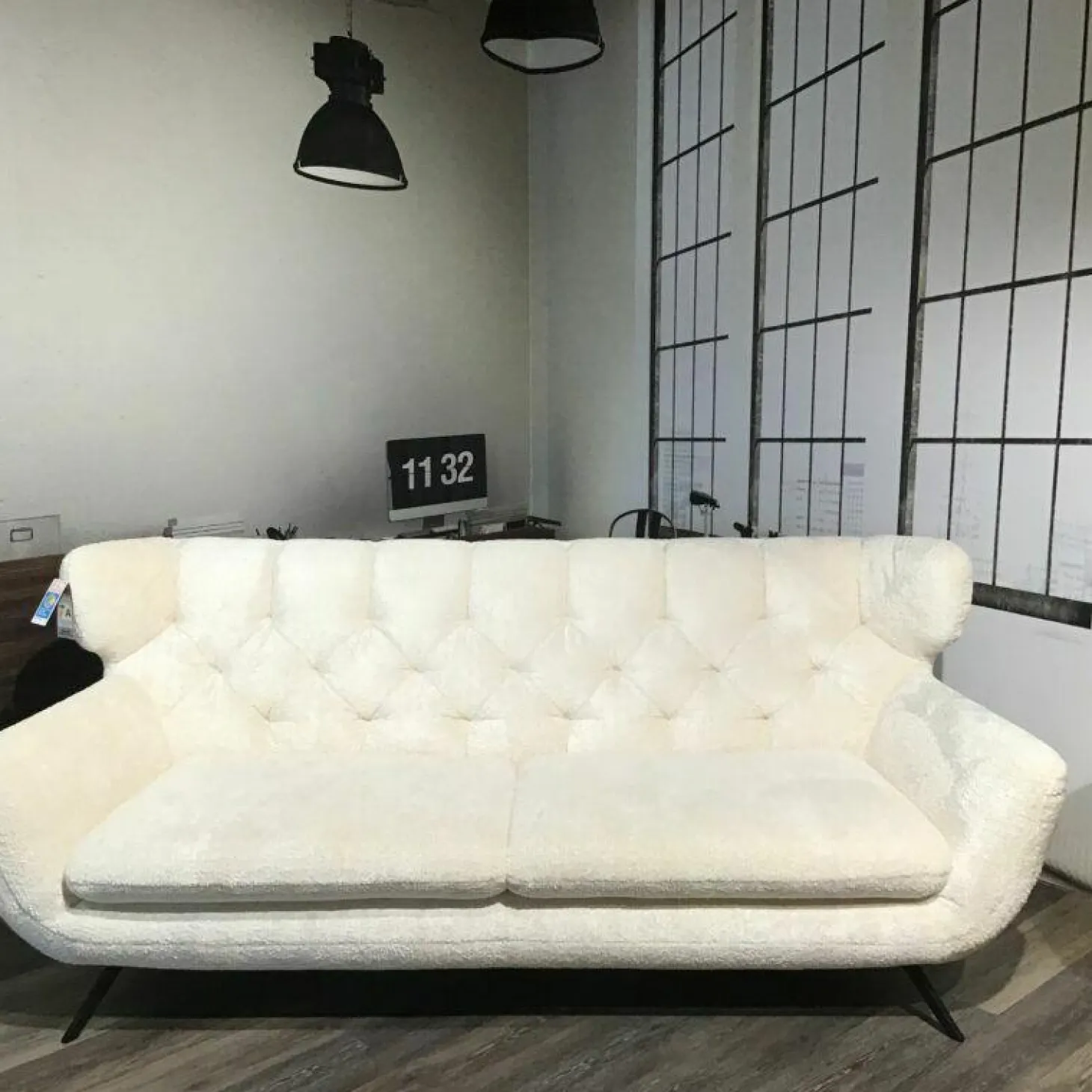 Sofa Chira Stoff Shaun White Weiß Füße Metall 839 Schwarz Matt
