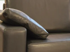 Sofa Conseta 87 Bodenfrei Leder 913 Puro Schwarz mit 2 Kissen und Kopfstütze