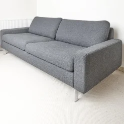 Sofa Conseta Bezug Stoff 5010 Anthrazit Schmalfuß Chrom Bodenfrei Inklusive 2 Kissen