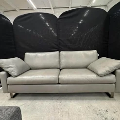 Sofa Conseta Leder Puro 911 Schlamm Grau Braun Metallkufen Schwarzchrom Inklusive 2 Armlehnkissen