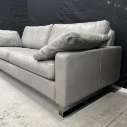 Sofa Conseta Leder Puro 911 Schlamm Grau Braun Metallkufen Schwarzchrom Inklusive 2 Armlehnkissen