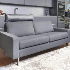 Sofa Conseta Stoff 5010 Anthrazit Schmalfuß Metall Verchromt mit Kissen und Kopfstütze