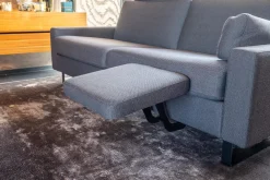 Sofa Conseta Stoff 10068 Asphalt Grau Bodenfrei Metallkufen Schwarz Pulverbeschichtet Mit Armlehnen Und Kopfstütze