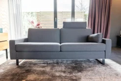 Sofa Conseta Stoff 10068 Asphalt Grau Bodenfrei Metallkufen Schwarz Pulverbeschichtet Mit Armlehnen Und Kopfstütze