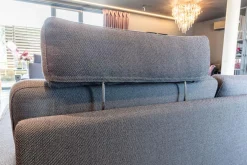 Sofa Conseta Stoff 10068 Asphalt Grau Bodenfrei Metallkufen Schwarz Pulverbeschichtet Mit Armlehnen Und Kopfstütze
