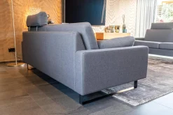 Sofa Conseta Stoff 10068 Asphalt Grau Bodenfrei Metallkufen Schwarz Pulverbeschichtet Mit Armlehnen Und Kopfstütze