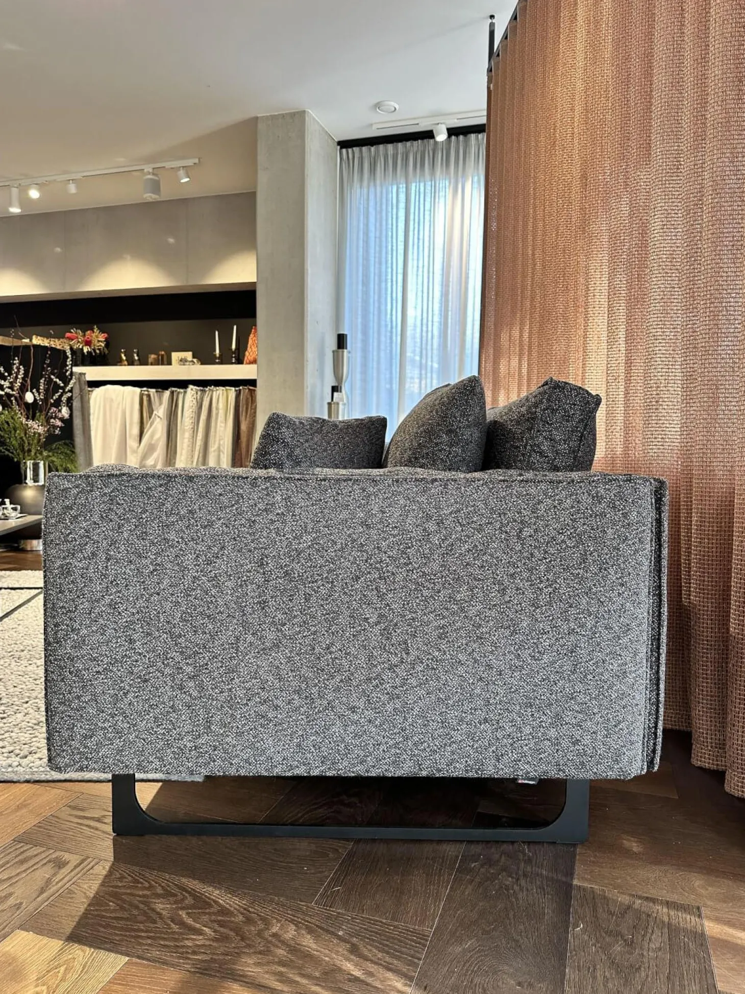 Sofa Cube Air Stoff Mara IP1763 494 Grau Füße Metallkufe Schwarz Mit Kissen