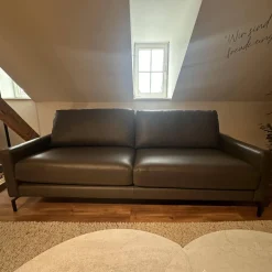 Sofa Cuneo 100 Leder Seminole 51 Nachtgrau Anthrazit Schwebefuß Eric Schwarz