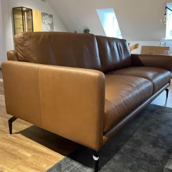 Sofa Cuneo Bezug Leder Anilina Touch 19 Cognac Braun Schwebefüße Metall Schwarz Lackiert
