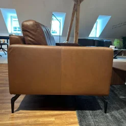 Sofa Cuneo Bezug Leder Anilina Touch 19 Cognac Braun Schwebefüße Metall Schwarz Lackiert