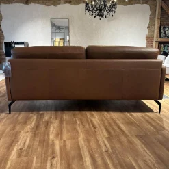 Sofa Cuneo Bezug Leder Anilina Touch 19 Cognac Braun Schwebefüße Metall Schwarz Lackiert