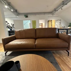 Sofa Cuneo Bezug Leder Anilina Touch 19 Cognac Braun Schwebefüße Metall Schwarz Lackiert