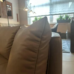 Sofa DS 167 129 Leder Touch Taupe Grau Füße Edelstahl Inklusive Kissen