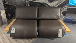 Sofa Edit 2 Leder D Dolce Cola Grau Braun Plateau 2 Balkeneiche Furniert Geölt Mit LED Beleuchtung Und Soundsystem