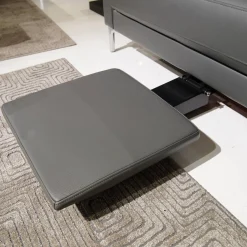 Sofa Ego F011 Bezug Leder 40.308 Schiefergrau Gussfuß Aluminium Poliert Inklusive 1 Kissen