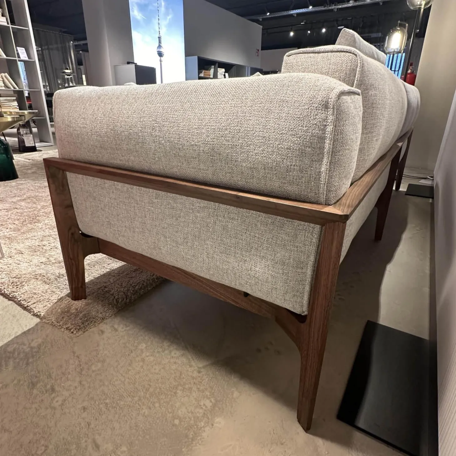 Sofa Elm Stoff 8300 Lichtgrau Grau Gestell Nussbaum Natur Geölt Braun Inklusive Kissen