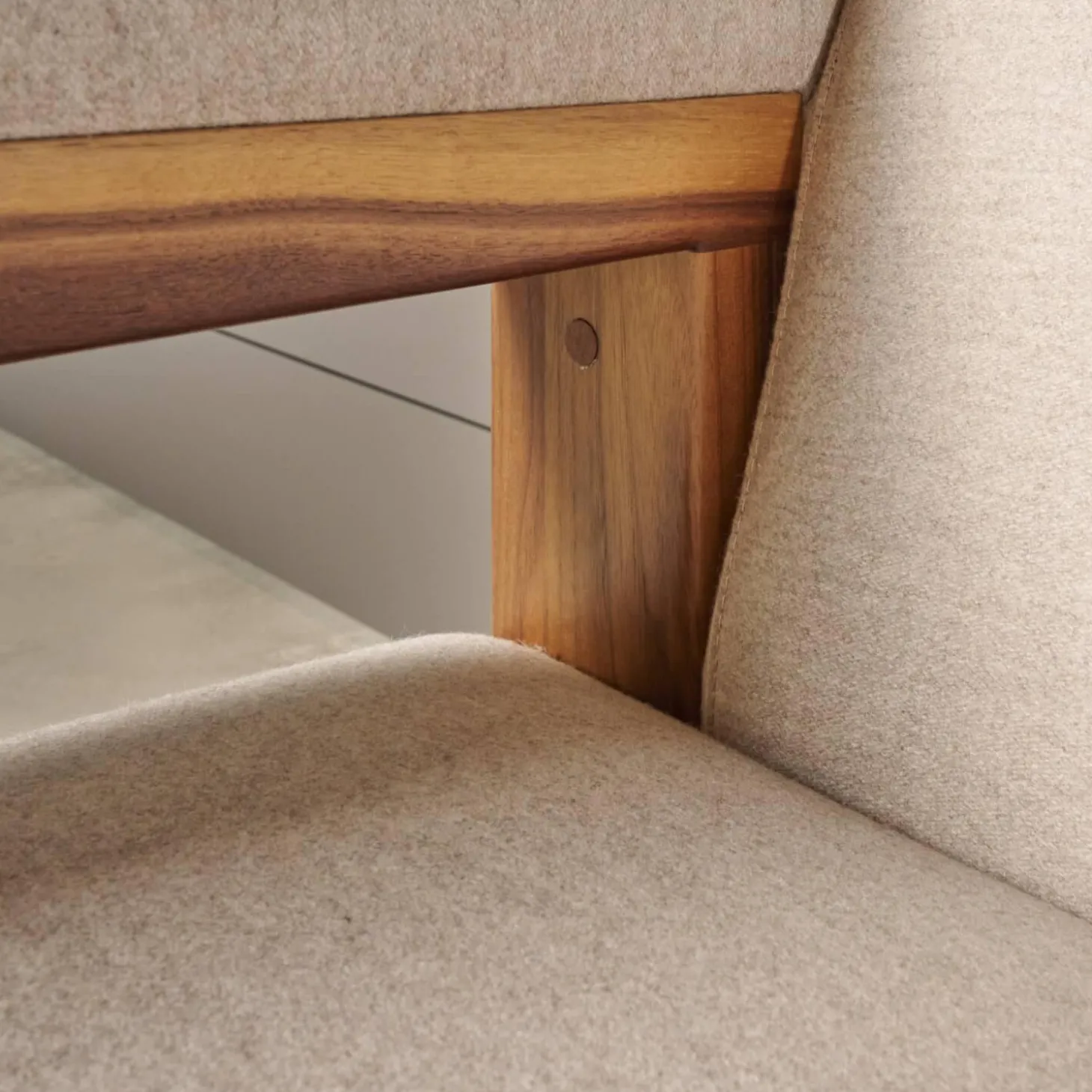 Sofa F51 2 Stoff Doma Beige Grau Gestell Nussbaum Massiv