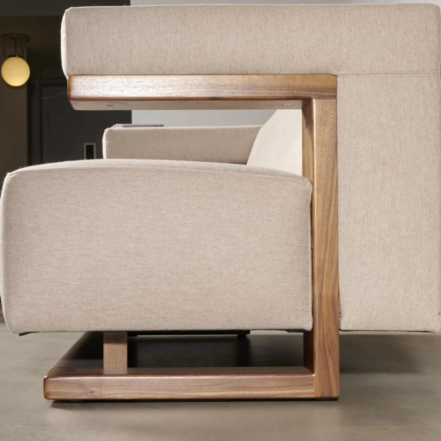 Sofa F51 2 Stoff Doma Beige Grau Gestell Nussbaum Massiv