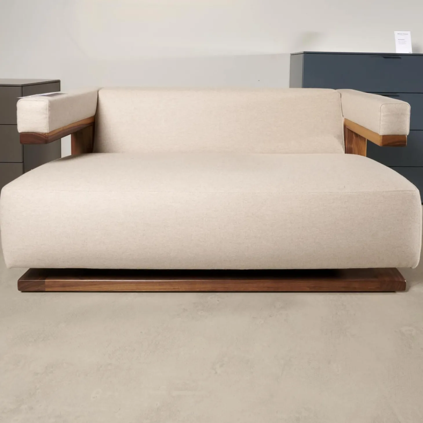Sofa F51 2 Stoff Doma Beige Grau Gestell Nussbaum Massiv