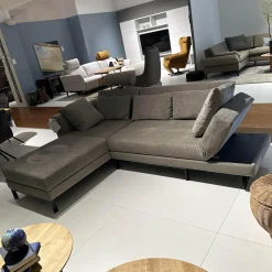 Sofa Four Two Stoff 2813 0021 Greige Grau Beige Metallkufen Und Rollen Schwarz