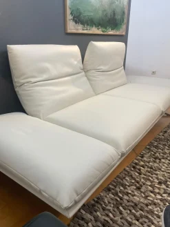 Sofa Francis Leder Bull Latte Weiß Füße Metallkufe Nickel Satiniert