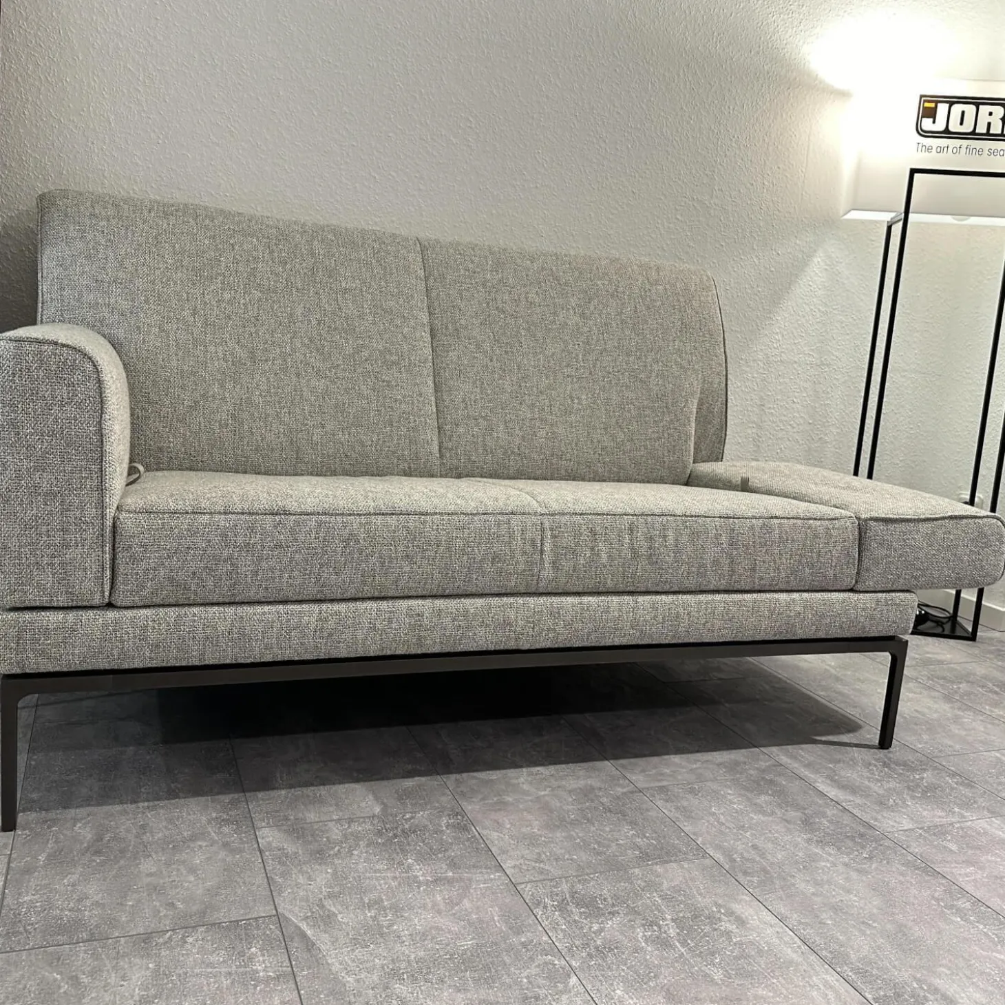 Sofa Glove 8950 SO140 Stoff Bembebis C0720 Grau Untergestell Lackiert Bronze